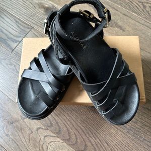 Aloha’s Buckle Up Black sandals
